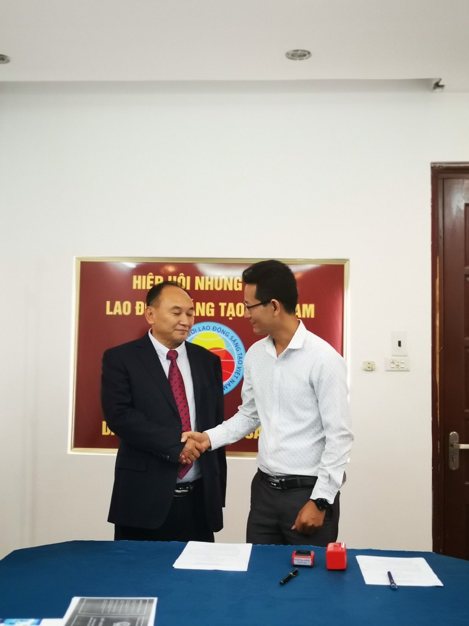 Bàn giao, bắt tay hợp tác