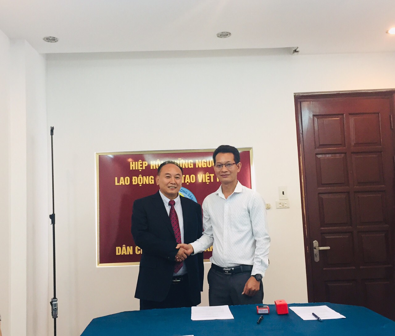 Bắt tay hợp tác với đối tác