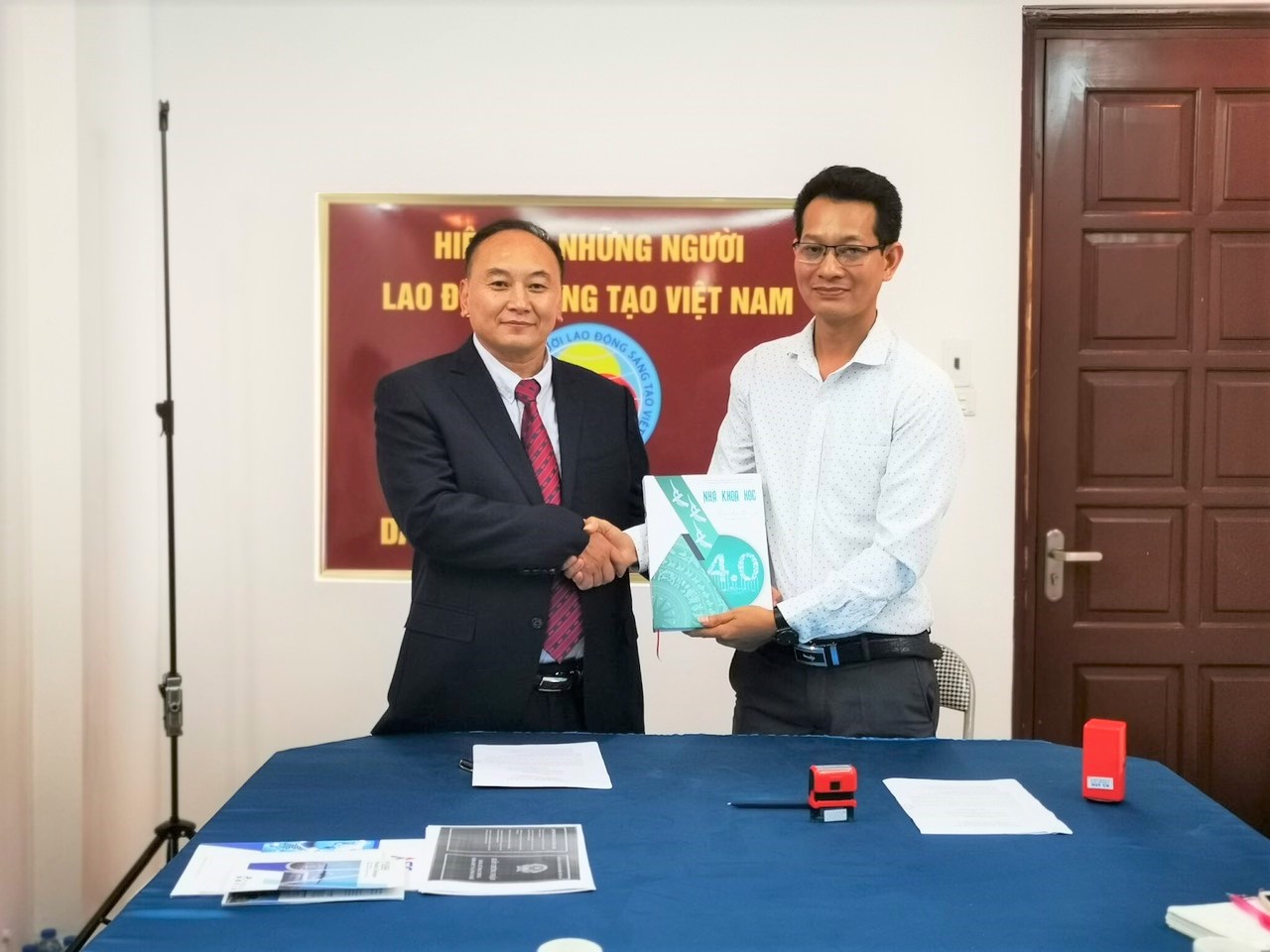 Viện ký kết hợp tác với GS. Vương Vũ Hoa (Trung Quốc)