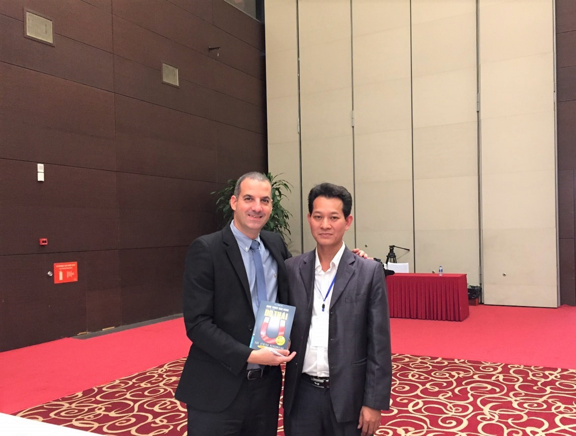 Lãnh đạo Viện làm việc với TS. Yaniv Zaid