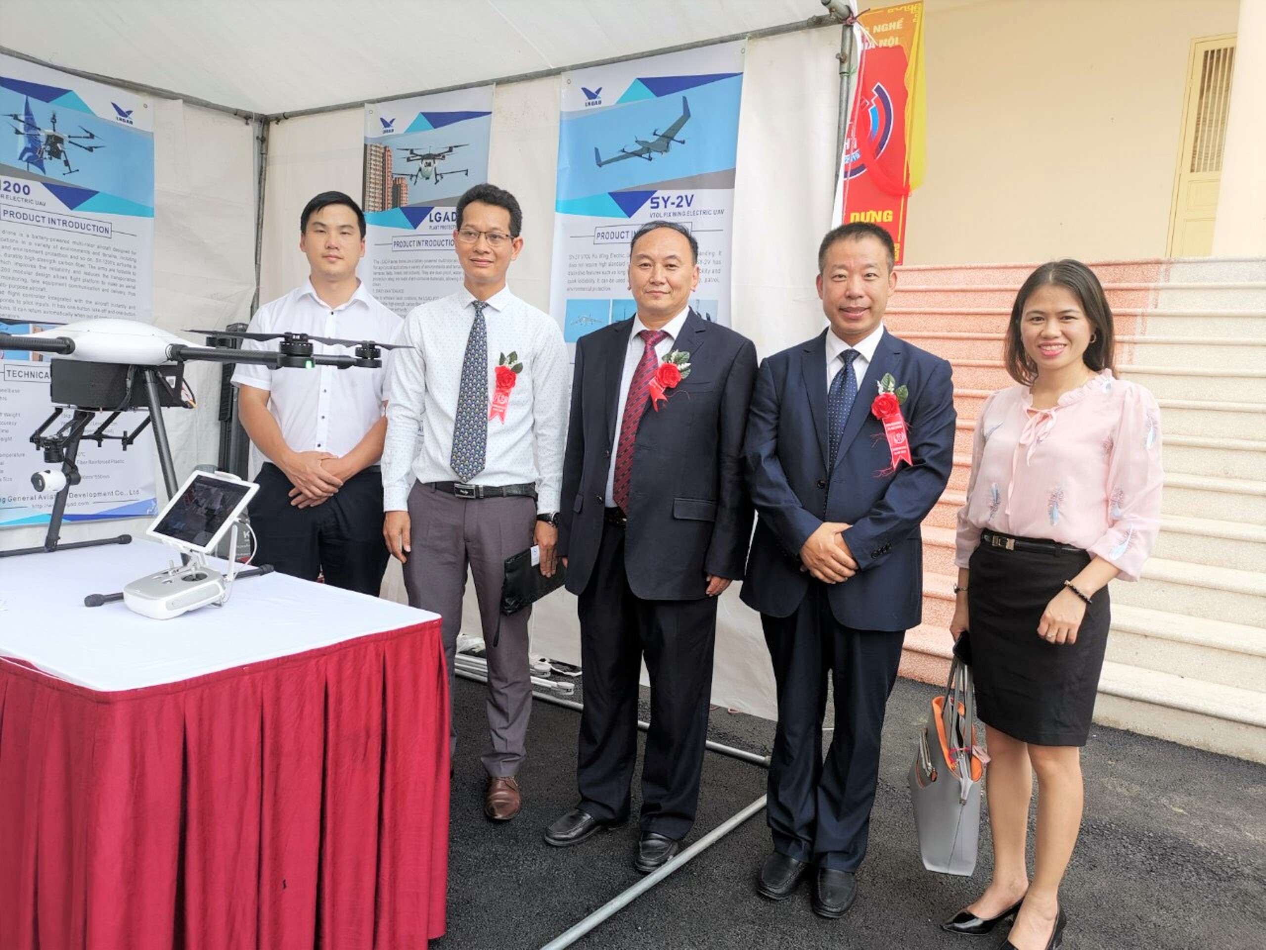 Lãnh đạo Viện tham quan, trải nghiệm công nghệ máy bay không người lái