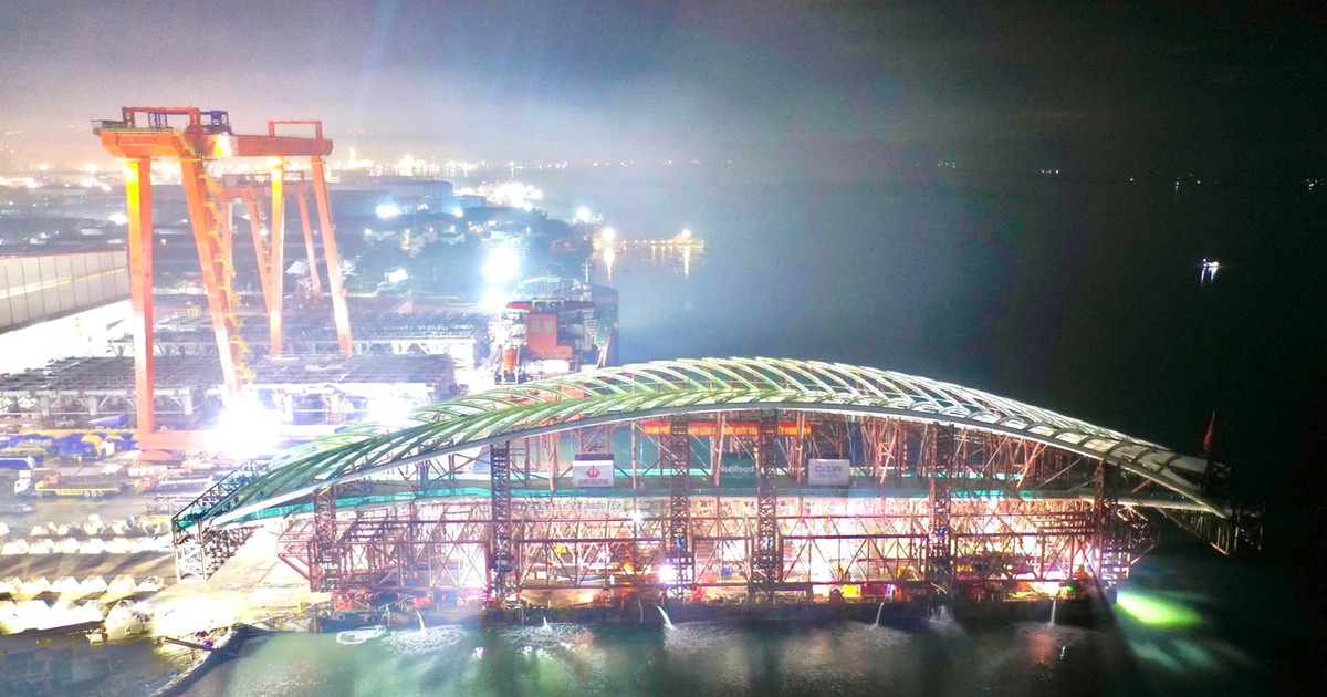 Xuyên đêm hạ thủy nhịp cầu đi bộ 3.400 tấn qua sông Sài Gòn