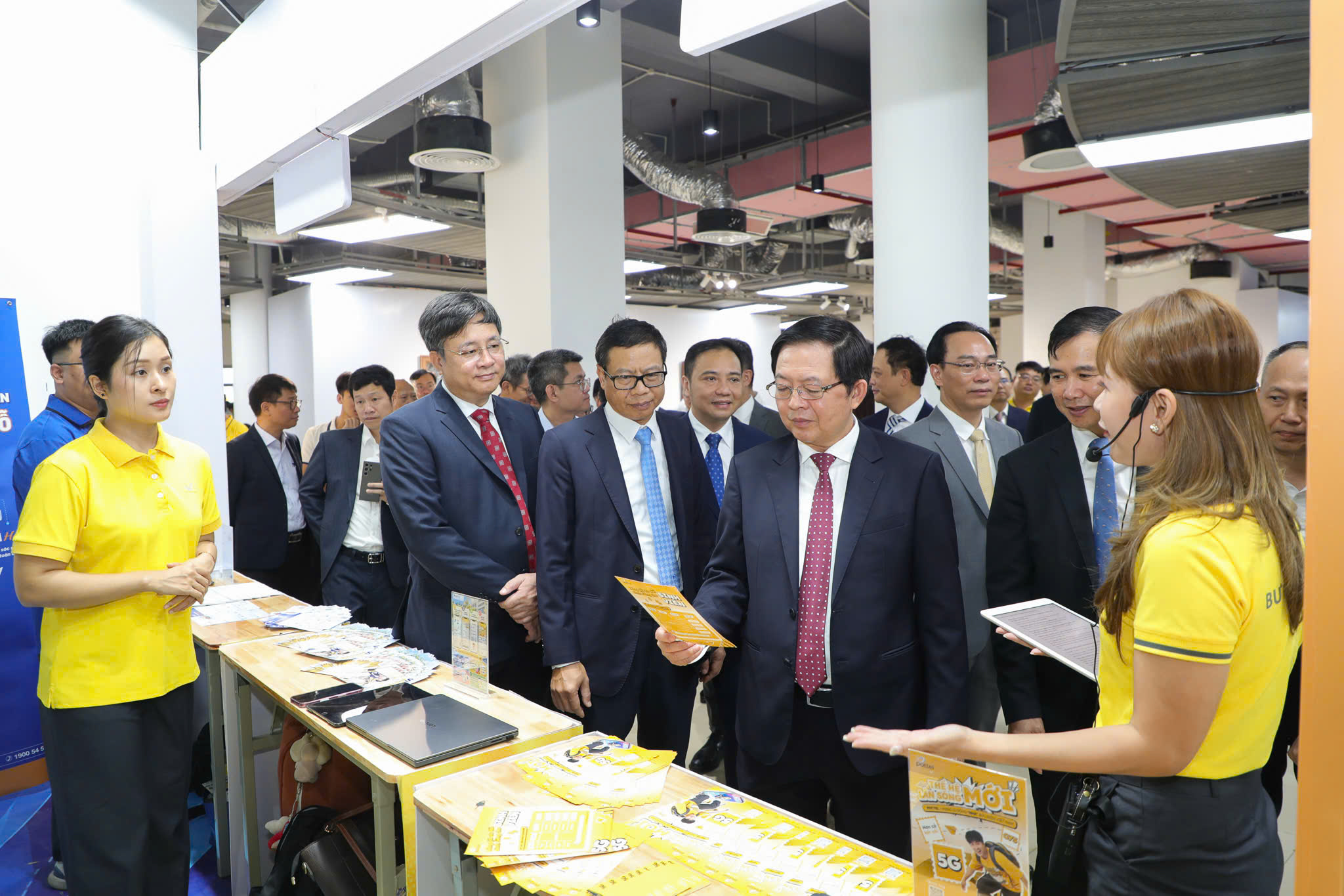 Vietnam Post đưa hệ sinh th&aacute;i dịch vụ v&agrave; c&ocirc;ng nghệ đến với sinh vi&ecirc;n ĐHQG H&agrave; Nội- Ảnh 1.