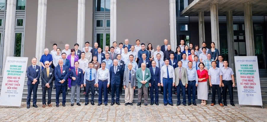 Đưa tri thức khoa học th&agrave;nh quyết s&aacute;ch v&agrave; gi&aacute; trị cho x&atilde; hội- Ảnh 3.