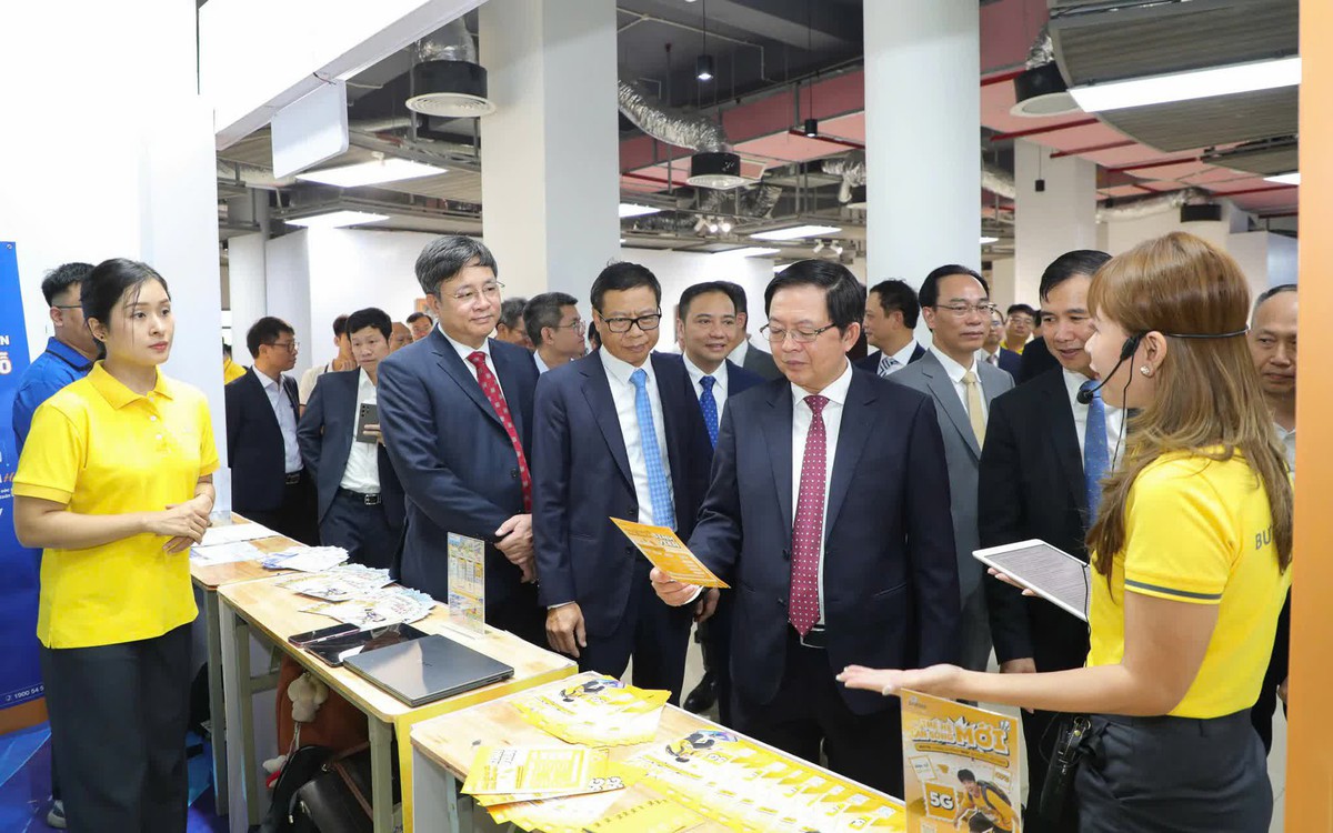 Vietnam Post đưa hệ sinh thái dịch vụ và công nghệ đến với sinh viên ĐHQG Hà Nội