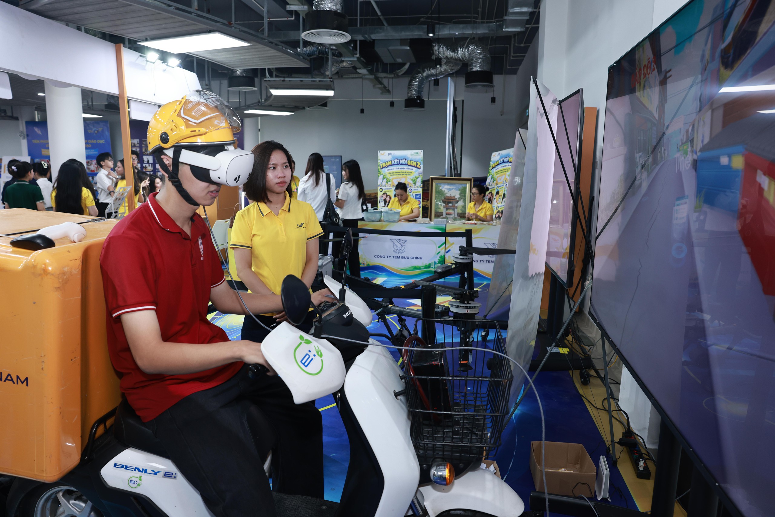 Vietnam Post đưa hệ sinh thái dịch vụ và công nghệ đến với sinh viên ĐHQG Hà Nội- Ảnh 6.